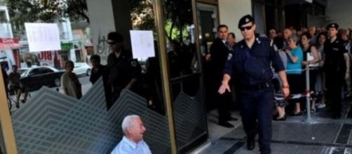 Grecia, la foto simbolo del pensionato che piange 
