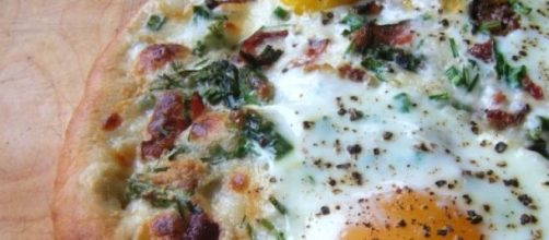 La pizza di uova, pomodoro e mozzarella