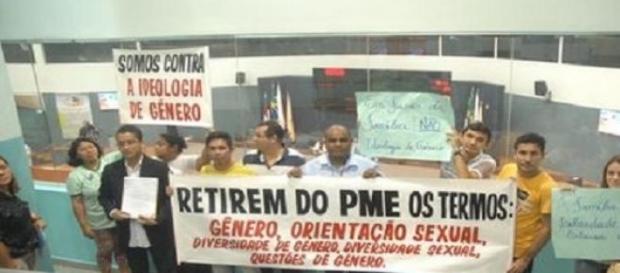 Católicos contra expressões polêmicas do PNE Católicos contra expressões polêmicas do PNE