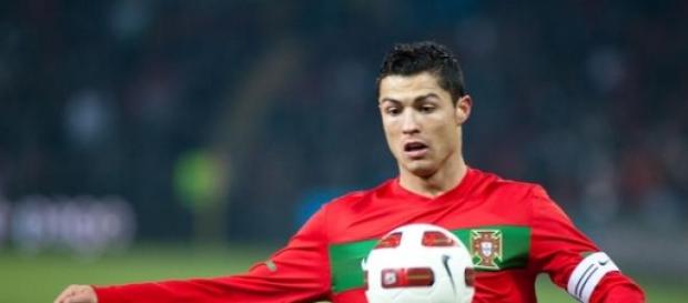 Cristiano Ronaldo disputando un partido de fútbol Cristiano Ronaldo disputando un partido de fútbol