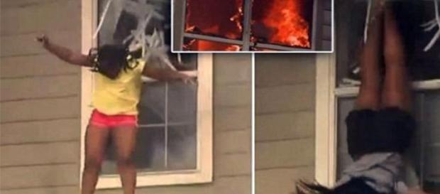 Două fete se aruncă pe geam Două fete se aruncă pe geam