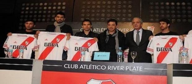 Los nuevos jugadores junto al DT y el Presidente Los nuevos jugadores junto al DT y el Presidente