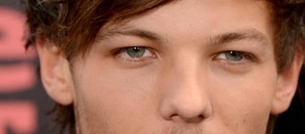 Louis Tomlinson está novamente comprometido. Louis Tomlinson está novamente comprometido.