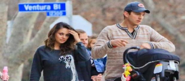 O casal a passear com a sua filha. O casal a passear com a sua filha.