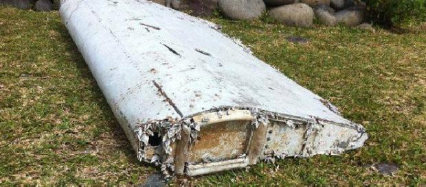 Asa de avião encontrada numa praia. Asa de avião encontrada numa praia.