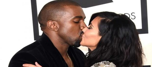 Le couple s'embrassant aux Grammys, début 2015. Le couple s'embrassant aux Grammys, début 2015.