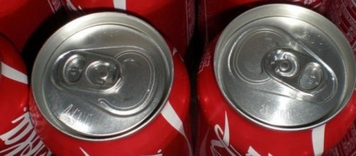 Un assembramento di lattina di Coca