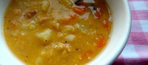 un piatto di minestra in una mensa per i poveri