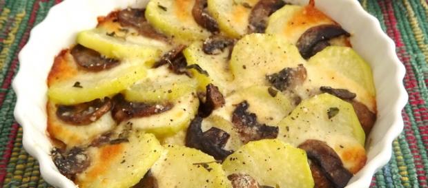 Contorno di funghi e patate con basilico Contorno di funghi e patate con basilico