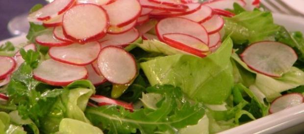 Insalata di lattuga, rapanelli e cetrioli Insalata di lattuga, rapanelli e cetrioli