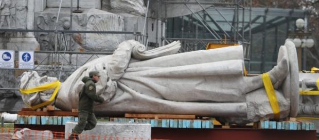 La estatua cuando fue removida de Plaza Colón La estatua cuando fue removida de Plaza Colón