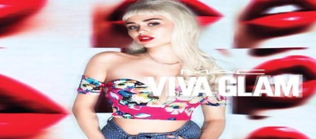 Miley Cyrus de cabelo longo em campanha de batom Miley Cyrus de cabelo longo em campanha de batom