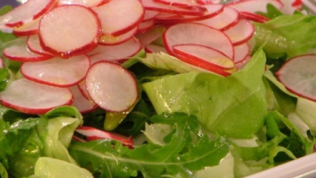 Insalata di lattuga, rapanelli e cetrioli