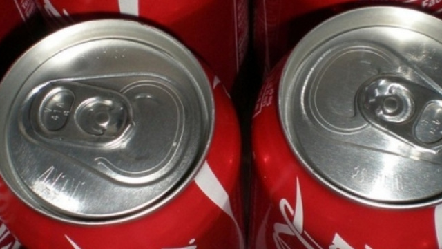 Un assembramento di lattina di Coca