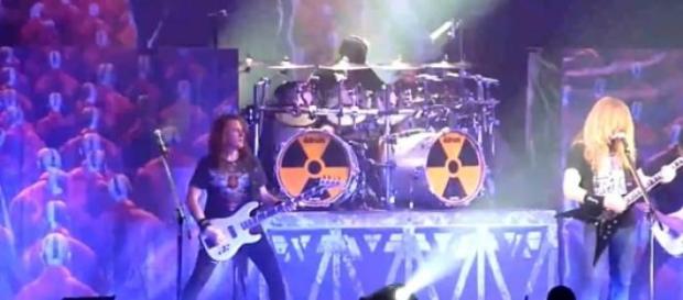 Adler ayudó en la composición de nuevas canciones Adler ayudó en la composición de nuevas canciones