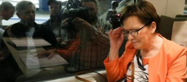 Ewa Kopacz w pociągu. Samolot również w drodze. Ewa Kopacz w pociągu. Samolot również w drodze.