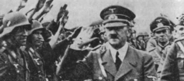 Hitler saluta i suoi soldati Hitler saluta i suoi soldati