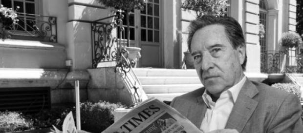 Iñaki Gabilondo leyendo el diario The Times. Iñaki Gabilondo leyendo el diario The Times.