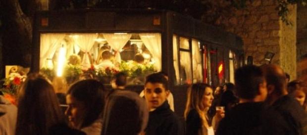 O autocarro que é um café O autocarro que é um café