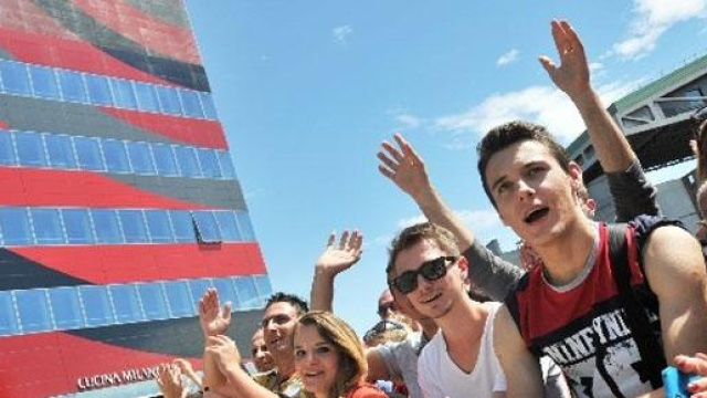 Tifosi del Milan in attesa