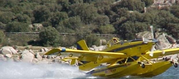 Avión que trabaja en el incendio de sierra de Luna Avión que trabaja en el incendio de sierra de Luna