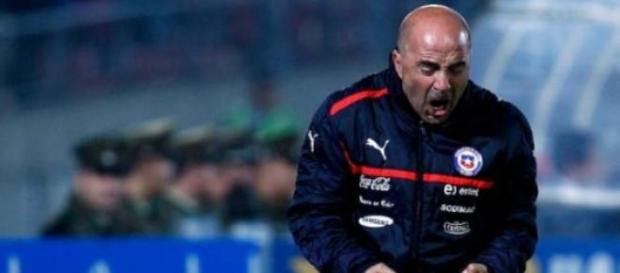Jorge Sampaoli é vibrante na beirada do campo Jorge Sampaoli é vibrante na beirada do campo