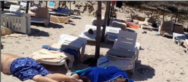 L'attacco terrorista nelle spiagge tunisine L'attacco terrorista nelle spiagge tunisine