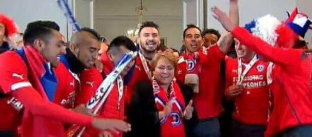 La presidenta Bachelet festejó con la selección La presidenta Bachelet festejó con la selección