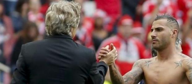 Quaresma a cumprimentar o seu amigo Jorge Jesus. Quaresma a cumprimentar o seu amigo Jorge Jesus.