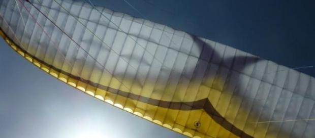 Un parapente surcando los cielos Un parapente surcando los cielos