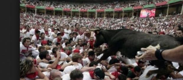 Una immagine dell'encierro di Pamplona Una immagine dell'encierro di Pamplona