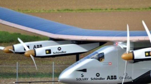 L' SI2 (Solar Impulse 2) in fase di decollo