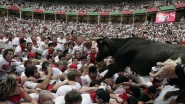 Una immagine dell'encierro di Pamplona 