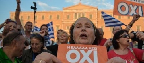 Festeggia il popolo dell'Oxi (No) al referendum