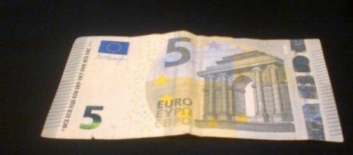 una banconota da cinque euro