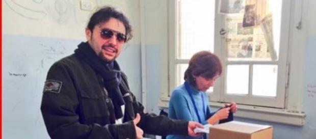 Ergün Demir haciendo que vota Ergün Demir haciendo que vota