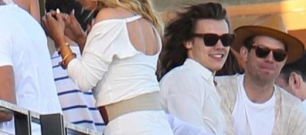 Harry sempre sorridente na festa em Malibu Harry sempre sorridente na festa em Malibu