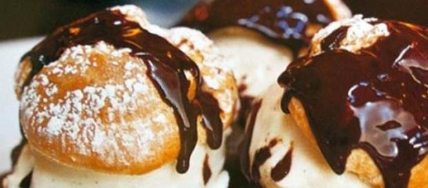 Profiteroles rellenos de crema con chocolate Profiteroles rellenos de crema con chocolate