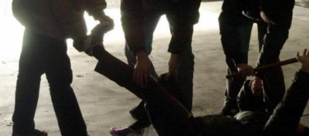 Ragazzi picchiano un coetaneo Ragazzi picchiano un coetaneo