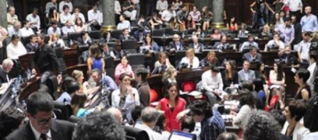 Sesionando en la Legislatura. Sesionando en la Legislatura.