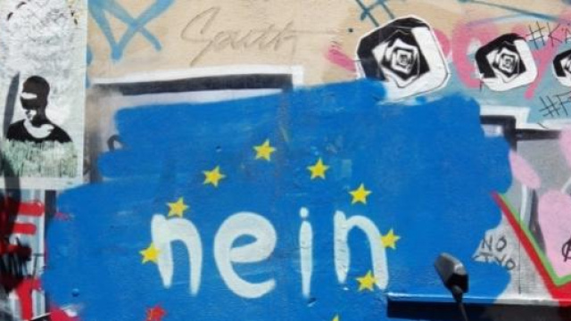 Un graffiti ad Atene sul referendum