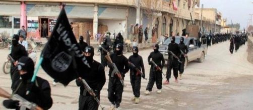 I miliziani dell'Isis in marcia
