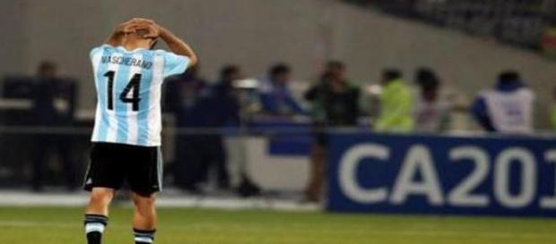 Mascherano lamentándose tras la derrota vs Chile Mascherano lamentándose tras la derrota vs Chile