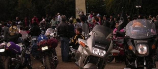 Motoqueros y sus constantes faltas de tránsito Motoqueros y sus constantes faltas de tránsito