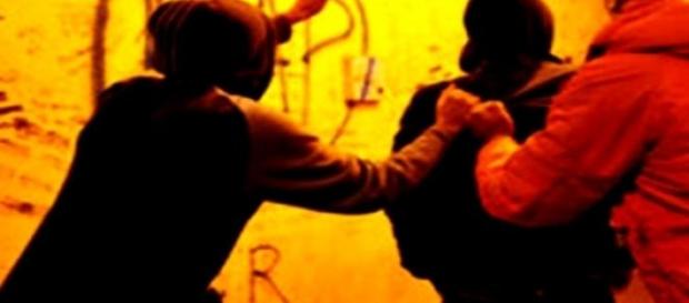 O bandă multietnică a jefuit un tânăr de 23 de ani O bandă multietnică a jefuit un tânăr de 23 de ani