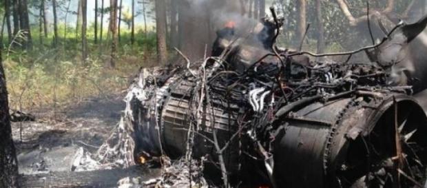 Szczątki myśliwca F-16 po zderzeniu z Cessną Szczątki myśliwca F-16 po zderzeniu z Cessną