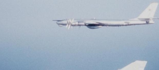 TU-95 rusesc interceptat de un avion de vânătoare TU-95 rusesc interceptat de un avion de vânătoare