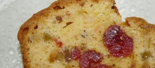 il plum cake con uvetta e canditi