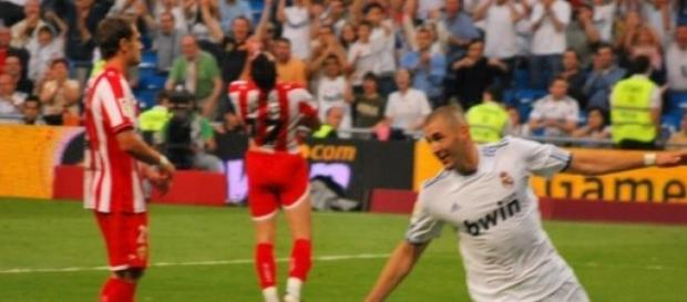 Benzema célèbre ses buts en faisant l'avion Benzema célèbre ses buts en faisant l'avion