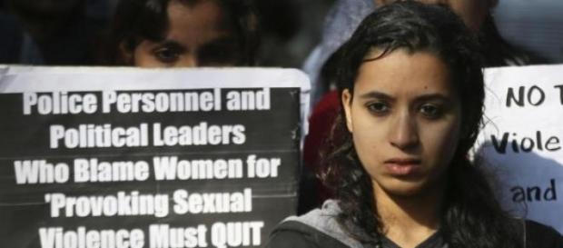 Donne indiane manifestano contro la violenza Donne indiane manifestano contro la violenza